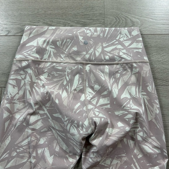 Lululemon Wunder Under Crop (High-Rise) *Full-On Luxtreme 21" Shadow Leaf Light - Picture 9 of 16